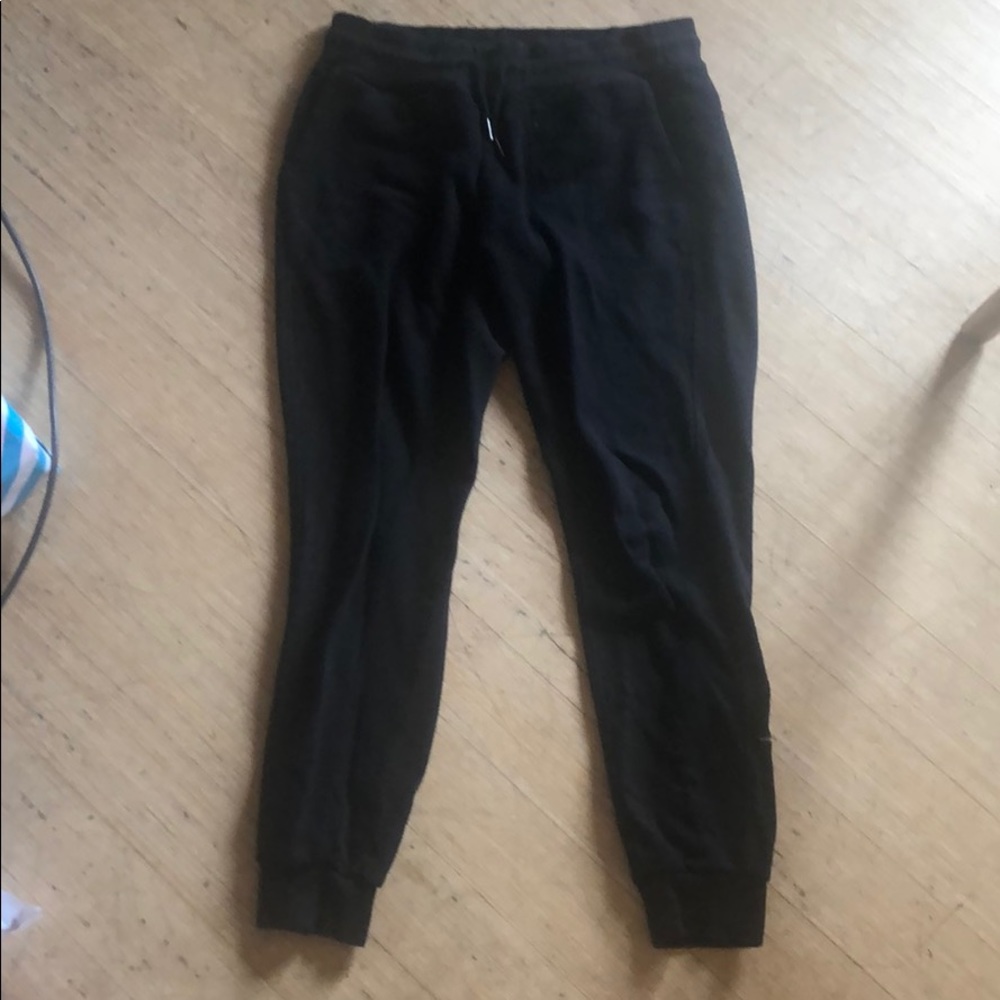 black sweatpants w flower detail